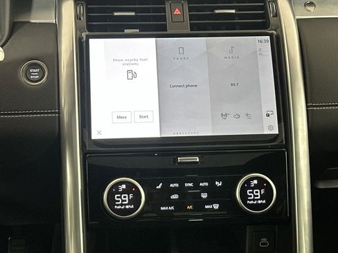 Used 2025 Land Rover Discovery Dynamic SE image 22