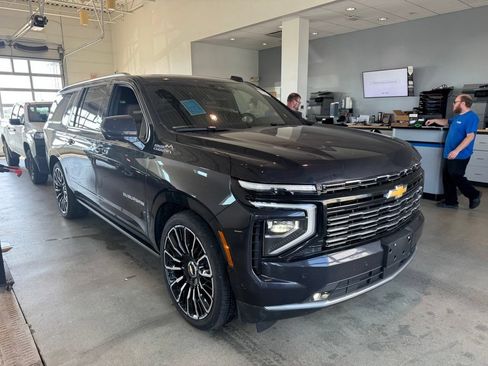 Used 2026 Chevrolet Suburban High Country AWD/4WD image 2