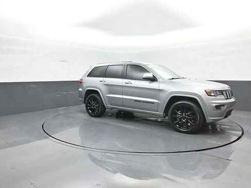 Used 2020 Jeep Grand Cherokee Altitude AWD/4WD image 2