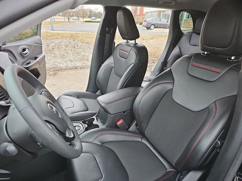 Used 2022 Jeep Cherokee Trailhawk w/ Comfort/Convenience Group image 15