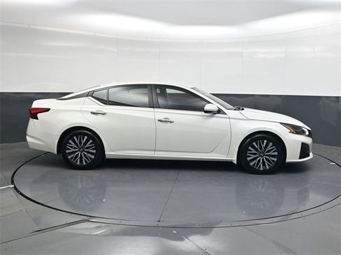 Used 2023 Nissan Altima 2.5 SV image 3