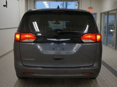 Used 2022 Chrysler Voyager LX FWD image 3