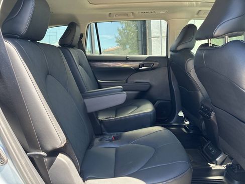 Used 2024 Toyota Highlander Platinum AWD/4WD image 12