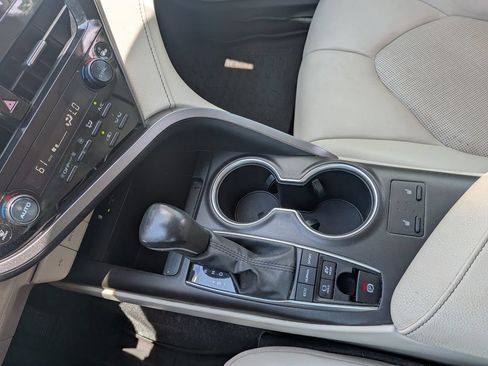 Used 2022 Toyota Camry XLE FWD image 21