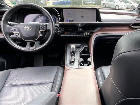 Used 2023 Toyota Crown Limited image 15