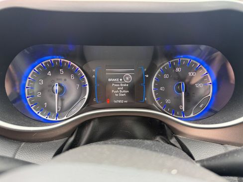 Used 2017 Chrysler Pacifica Touring-L w/ Tire & Wheel Group FWD image 2