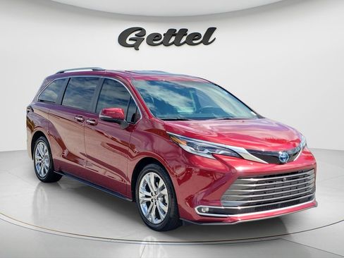 Certified 2023 Toyota Sienna Platinum FWD image 3