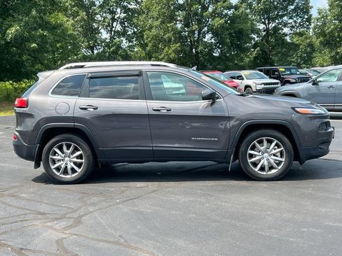 Used 2018 Jeep Cherokee Limited w/ Luxury Group AWD/4WD image 16
