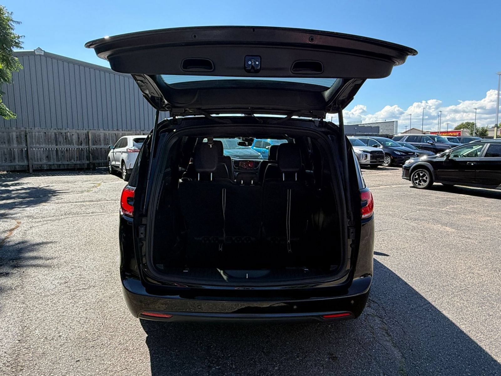 Used 2025 Chrysler Pacifica Limited FWD image 34