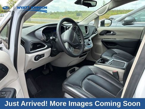Used 2023 Chrysler Pacifica Touring-L image 10
