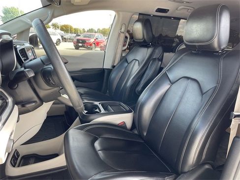 Used 2021 Chrysler Voyager Lxi image 14