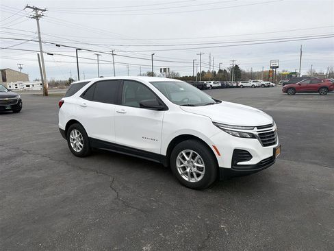 Used 2024 Chevrolet Equinox LS w/ LS Convenience Package image 2
