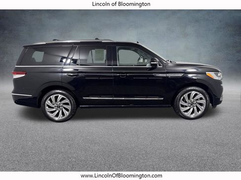 Used 2022 Lincoln Navigator 4WD image 9