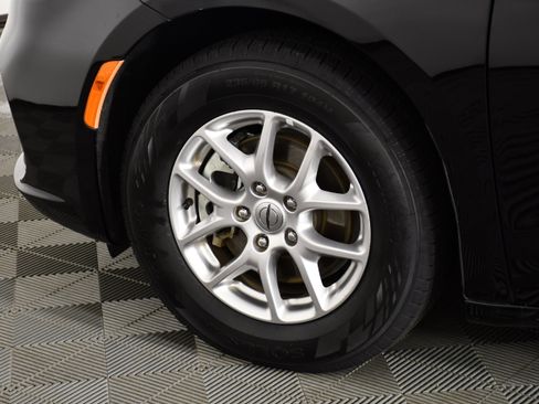Used 2024 Chrysler Pacifica Touring-L FWD image 51