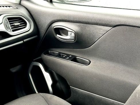 Used 2019 Jeep Renegade Latitude image 27