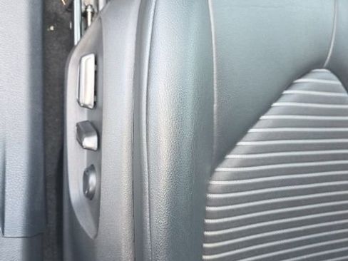 Used 2020 Toyota Camry SE w/ Sunroof Package image 15