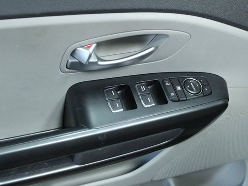 Used 2018 Kia Sedona L image 11