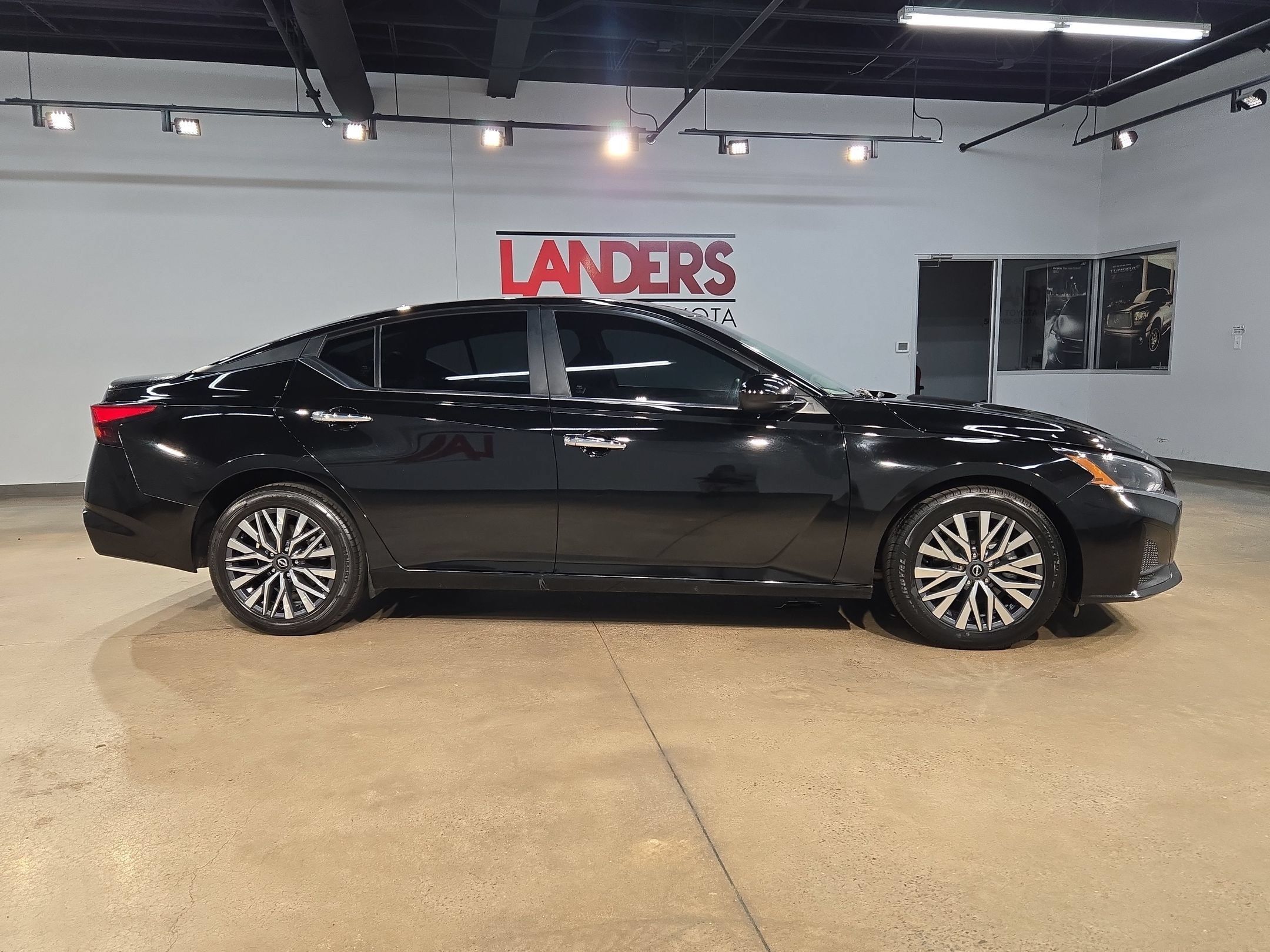 Used 2023 Nissan Altima 2.5 SV FWD image 8