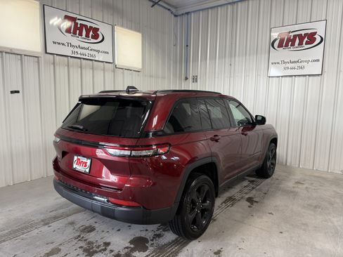 Used 2025 Jeep Grand Cherokee Altitude AWD/4WD image 3