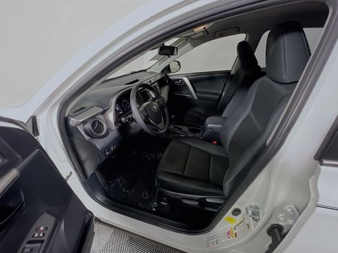 Used 2018 Toyota RAV4 LE FWD image 15