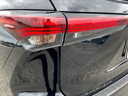 Certified 2024 Toyota Highlander XLE FWD image 28