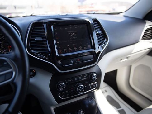Used 2019 Jeep Cherokee Limited AWD/4WD image 14