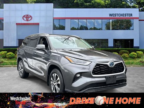 Certified 2021 Toyota Highlander XLE image 1