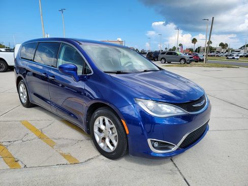 Used 2018 Chrysler Pacifica Touring Plus w/ Tire & Wheel Group FWD image 7