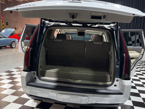 Used 2020 Cadillac Escalade ESV Premium Luxury image 4