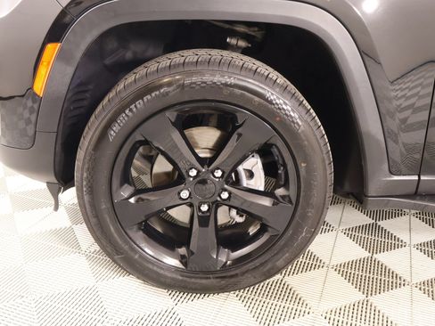 Used 2023 Jeep Grand Cherokee Altitude AWD/4WD image 17