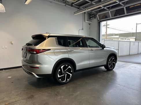 Used 2023 Mitsubishi Outlander SE image 3