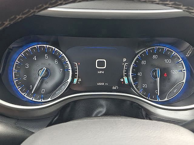 Used 2024 Chrysler Pacifica Touring-L FWD image 24