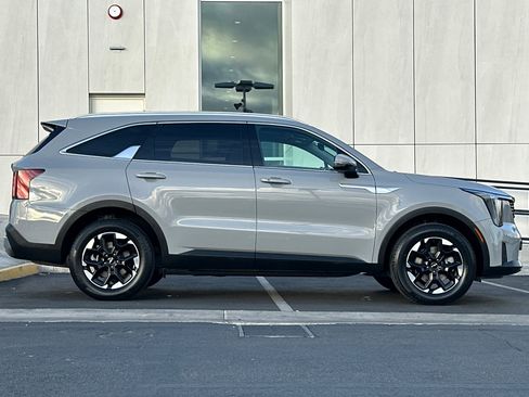 Used 2024 Kia Sorento S w/ Panoramic Sunroof Package image 2