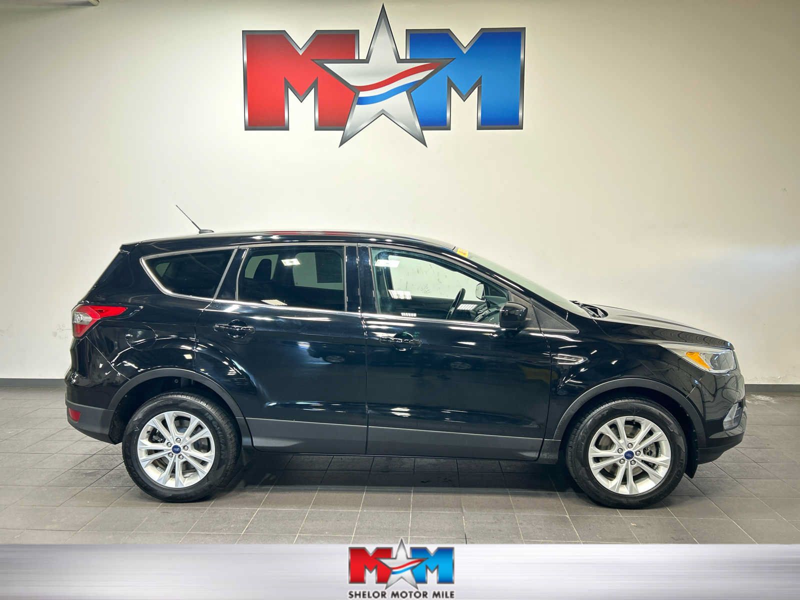 Used 2017 Ford Escape SE w/ SE Cold Weather Package AWD/4WD image 1