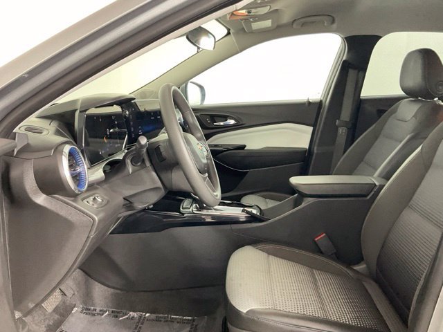 Used 2025 Chevrolet Trax LT FWD image 10