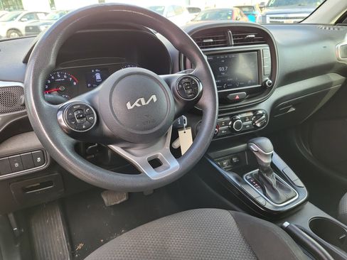 Used 2022 Kia Soul LX image 2