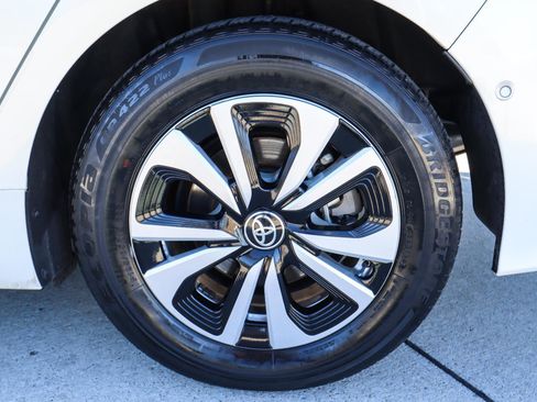 Used 2018 Toyota Prius Prime Premium image 27