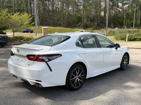 Used 2024 Toyota Camry SE image 3