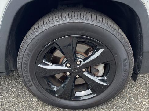 Used 2020 Jeep Cherokee Latitude Plus AWD/4WD image 23