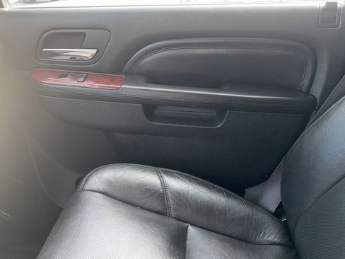 Used 2013 Cadillac Escalade ESV Premium image 31