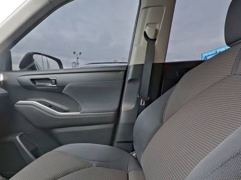 Used 2020 Toyota Highlander LE image 25