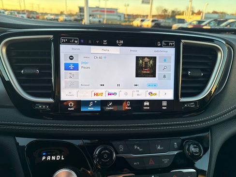 New 2026 Chrysler Pacifica Select image 18