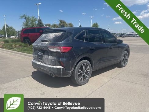 Used 2022 Ford Escape SE w/ SE Sport Appearance Package AWD/4WD image 3