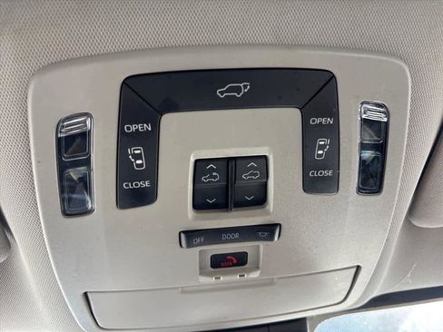 Used 2021 Toyota Sienna XLE image 23