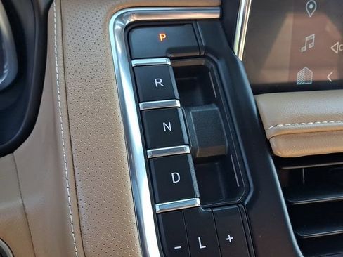 Used 2023 Chevrolet Tahoe Premier AWD/4WD image 18