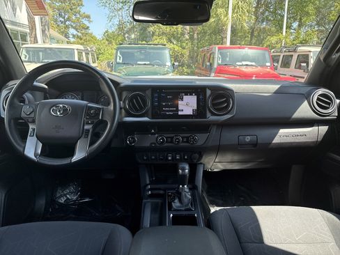 Used 2018 Toyota Tacoma TRD Sport w/ Technology Package image 28