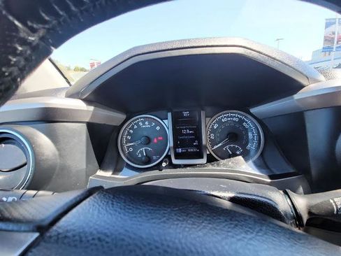 Used 2017 Toyota Tacoma SR5 w/ SR5 Appearance Package (SM) image 11