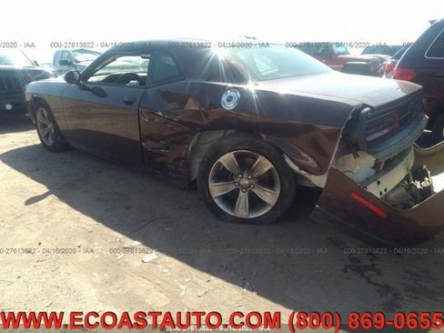 Used 2015 Dodge Challenger SXT image 2