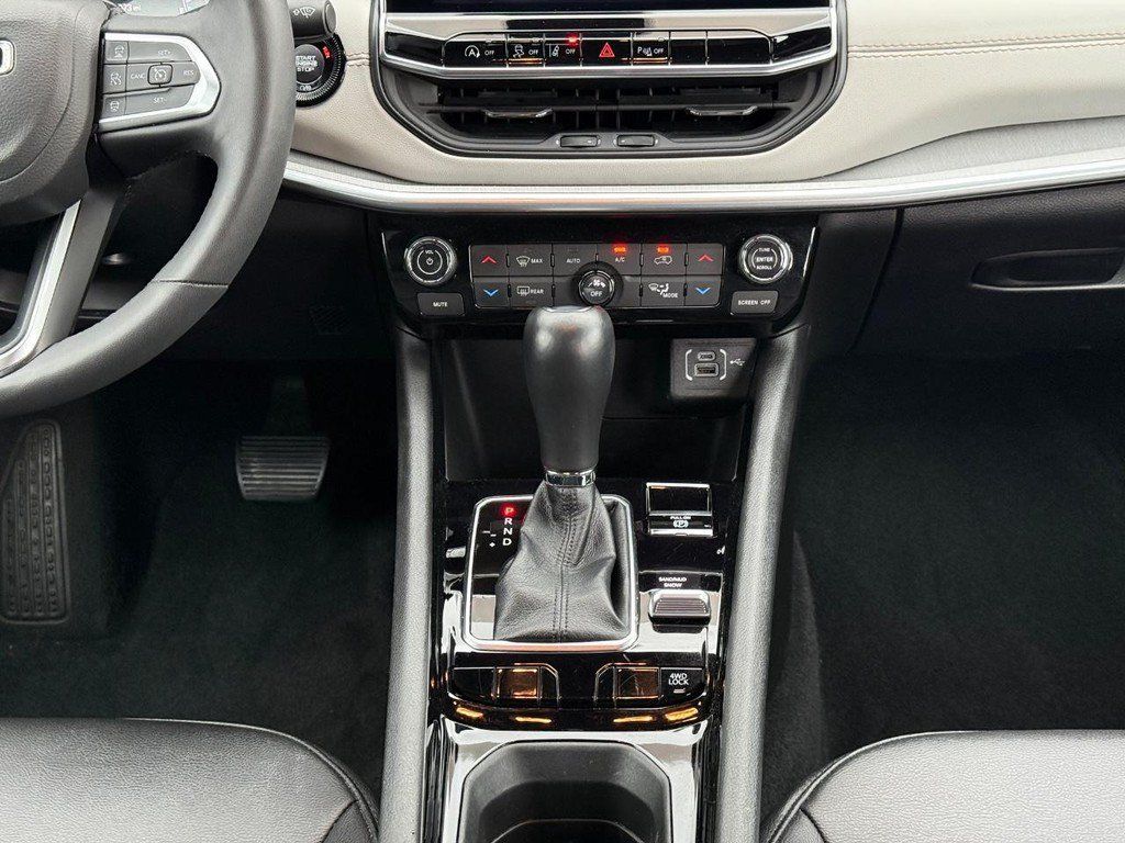 Used 2025 Jeep Compass Limited AWD/4WD image 10