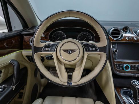 Used 2017 Bentley Bentayga AWD/4WD image 41